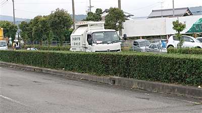 中央分離帯刈り込み作業2